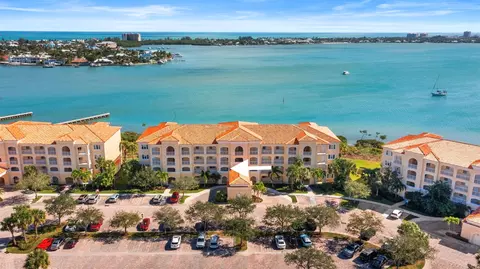 21 Harbour Isle Dr #203, Hutchinson Island, FL 34949