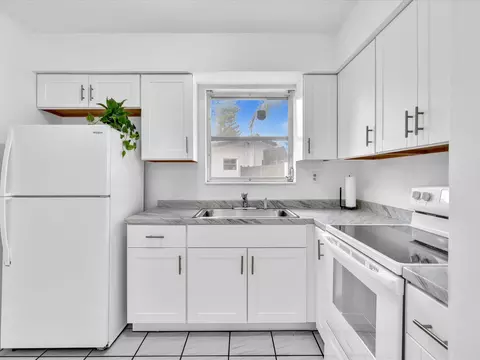7971 NW 16th St, Pembroke Pines, FL 33024