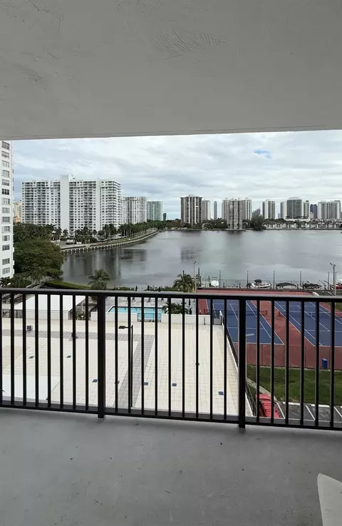 2750 NE 183rd St #709, Aventura, FL 33160