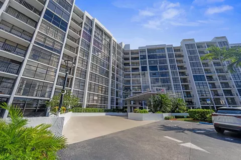 600 Parkview Dr #1111, Hallandale Beach, FL 33009