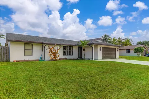 8460 Raymond Drive Dr, Boynton Beach, FL 33472