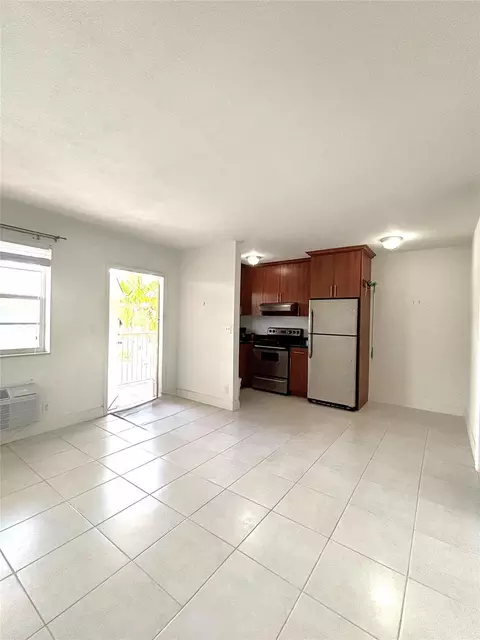 4071 N Dixie Hwy #19, Oakland Park, FL 33334