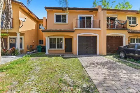 885 SW 6th Ct, Homestead, FL 33034