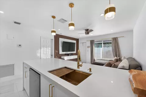 883 NE 33rd St, Oakland Park, FL 33334