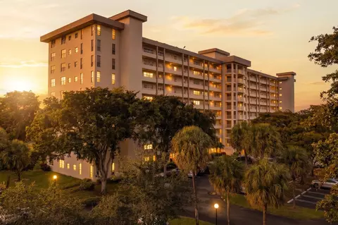 575 Oaks Ln #1002, Pompano Beach, FL 33069