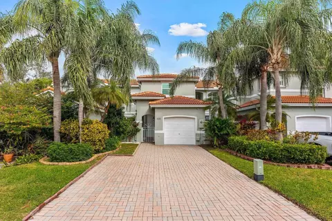 1135 Buttonwood Ln, Hollywood, FL 33019