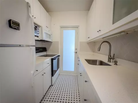2430 NE 135th St #302, North Miami, FL 33181