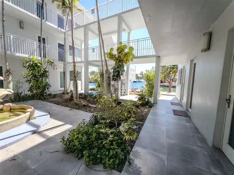 2430 NE 135th St #302, North Miami, FL 33181