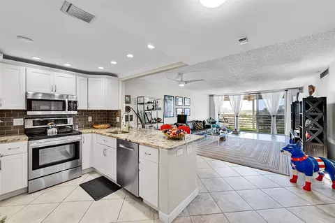 605 Oaks Dr #701, Pompano Beach, FL 33069