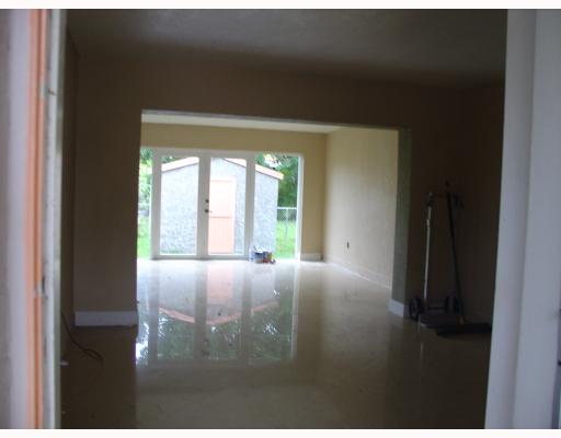583 W 64 Dr, Hialeah, FL 33012 photo 2