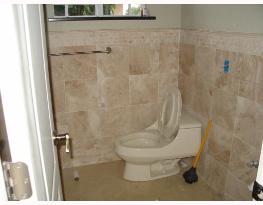 583 W 64 Dr, Hialeah, FL 33012 photo 3