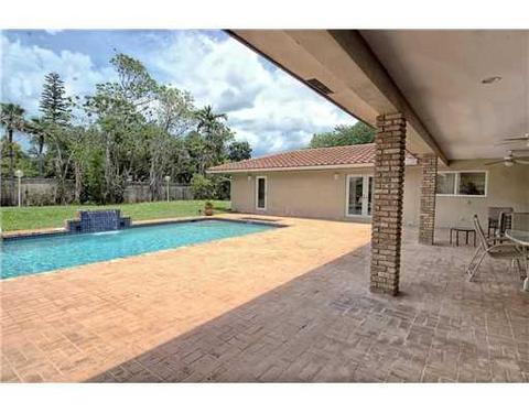 Undisclosed, Miami, FL 33180 photo 2