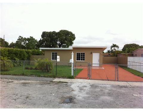 560 E 47 St, Hialeah, FL 33013 photo 1