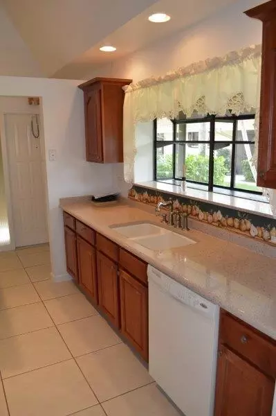 105 Half Moon Cir #D, Jupiter, FL 33458 photo 8