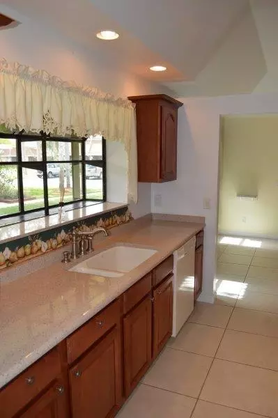 105 Half Moon Cir #D, Jupiter, FL 33458 photo 11