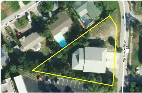 634 NW North River Dr, Stuart, FL 34994 photo 2