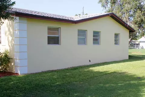 5737 SE Avalon Dr, Stuart, FL 34997 photo 3