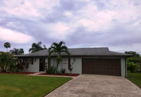 1892 SE Jackson St, Stuart, FL 34997 photo 1