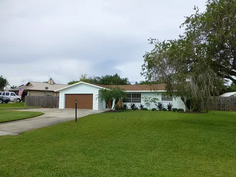 3035 SE Glasgow Dr, Stuart, FL 34997 photo 2