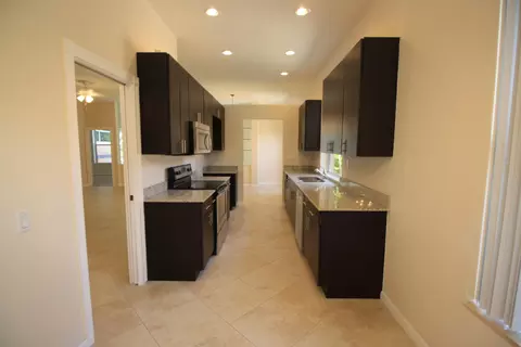 158 Hampton Pl, Jupiter, FL 33458 photo 2