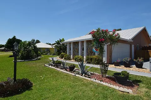 2945 SE Glasgow Dr, Stuart, FL 34997 photo 2