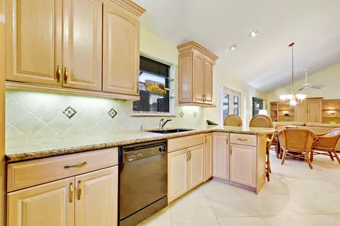 71 Maplecrest Cir, Jupiter, FL 33458 photo 8