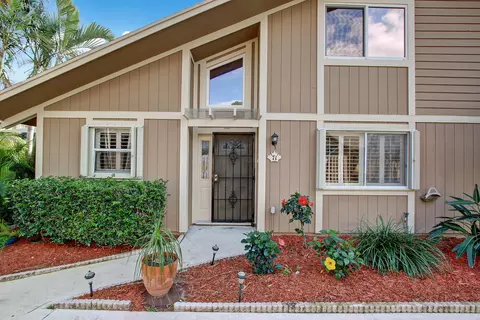 71 Maplecrest Cir, Jupiter, FL 33458 photo 3