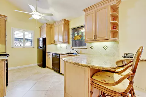 71 Maplecrest Cir, Jupiter, FL 33458 photo 9