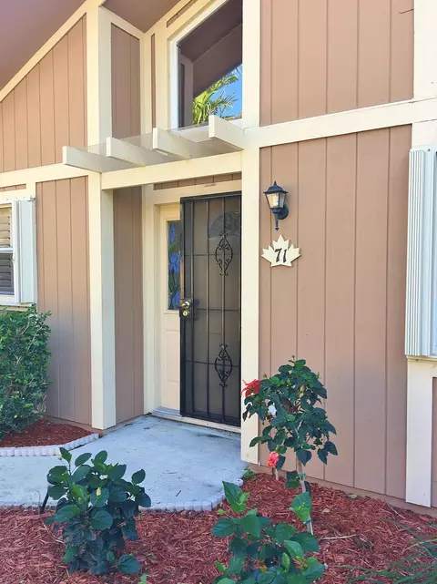 71 Maplecrest Cir, Jupiter, FL 33458 photo 4