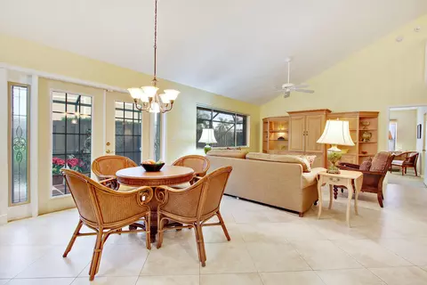 71 Maplecrest Cir, Jupiter, FL 33458 photo 7