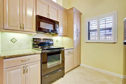 71 Maplecrest Cir, Jupiter, FL 33458 photo 10