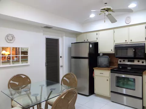7 Ridgepointe Dr #E, Boynton Beach, FL 33435 photo 5