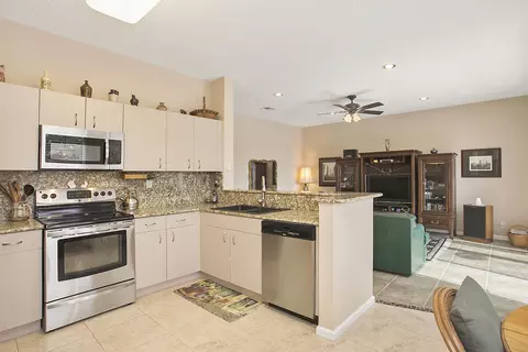 3360 E Greenview Ter E, Margate, FL 33063 photo 6