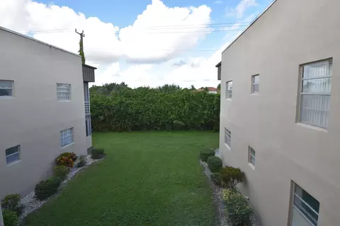 230 Normandy E, Delray Beach, FL 33484 photo 3