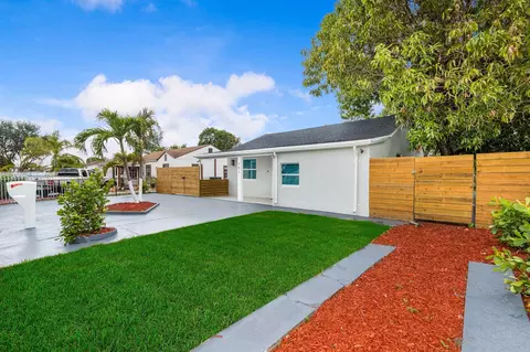 791 SE 3rd Pl, Hialeah, FL 33010 photo 2