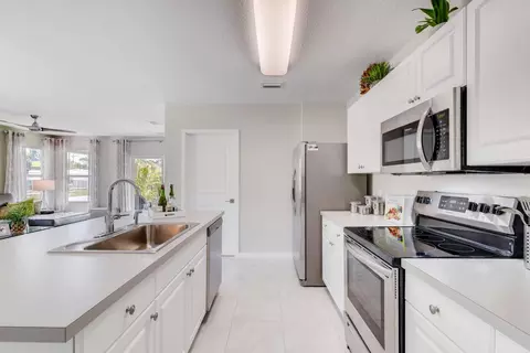 5535 SE Horizon Ave, Stuart, FL 34997 photo 9