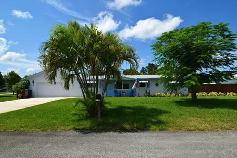 1605 SE 9th St, Stuart, FL 34996 photo 2