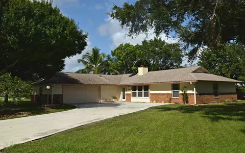 2905 SE Glasgow Dr, Stuart, FL 34997 photo 1