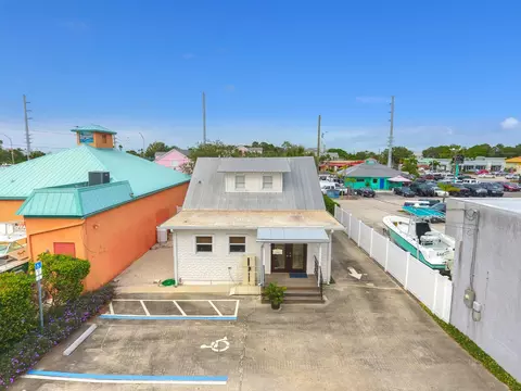 313 SW Albany Ave, Stuart, FL 34994 photo 2