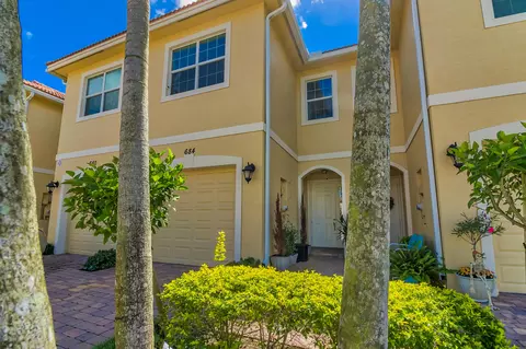 684 SW Glen Crest Way, Stuart, FL 34997 photo 1