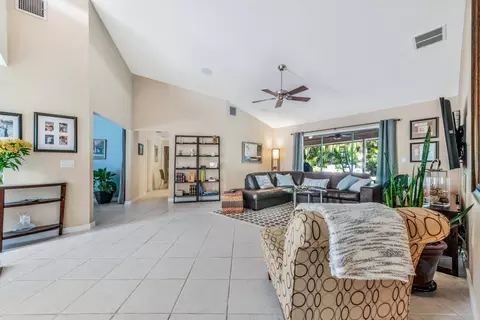 88 Pine Hill Trl E, Tequesta, FL 33469 photo 2