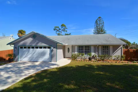 933 SE Hibiscus Ave, Stuart, FL 34996 photo 1