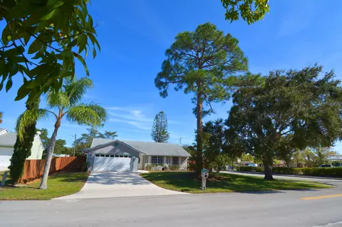 933 SE Hibiscus Ave, Stuart, FL 34996 photo 3