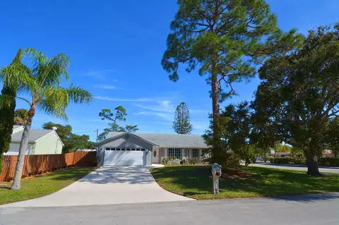 933 SE Hibiscus Ave, Stuart, FL 34996 photo 2