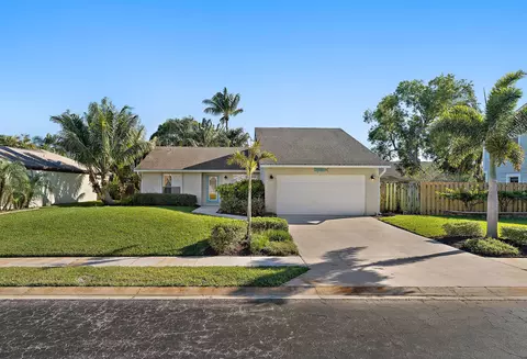 136 Arrowhead Cir, Jupiter, FL 33458 photo 2