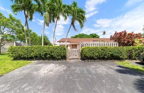 5012 E Lakes Dr, Pompano Beach, FL 33064 photo 1