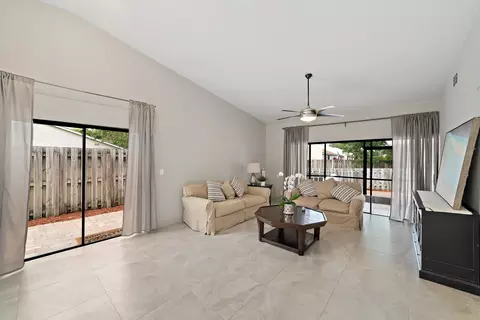 5012 E Lakes Dr, Pompano Beach, FL 33064 photo 2