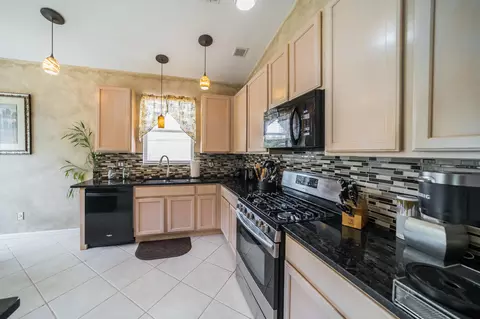 1010 SE Westminster Pl, Stuart, FL 34997 photo 9