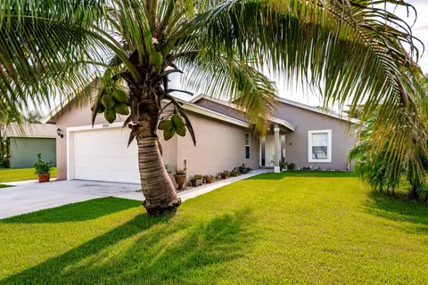8950 SW Chrysler Cir SW, Stuart, FL 34997 photo 2