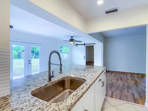 1092 SE Madison Ave, Stuart, FL 34996 photo 7